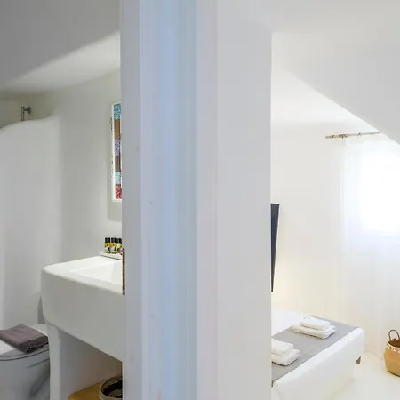 Apart-hotel Mykonian & 4*