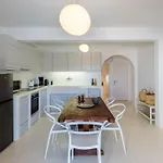 Apartahotel Mykonian & 4*